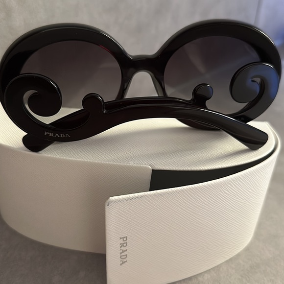 Prada  genuine Sunglasses comes with the case still new made in Italy - Picture 2 of 16